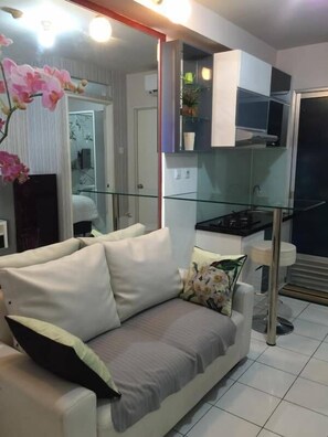 Deluxe-Doppelzimmer zur Einzelnutzung, 2 Schlafzimmer, Kühlschrank, Poolblick | Schreibtisch, kostenloses WLAN