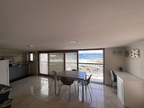 Panoramic-Apartment, Strandblick, Meerseite | Eigene Küche | Kühlschrank, Hochstuhl, Esstisch