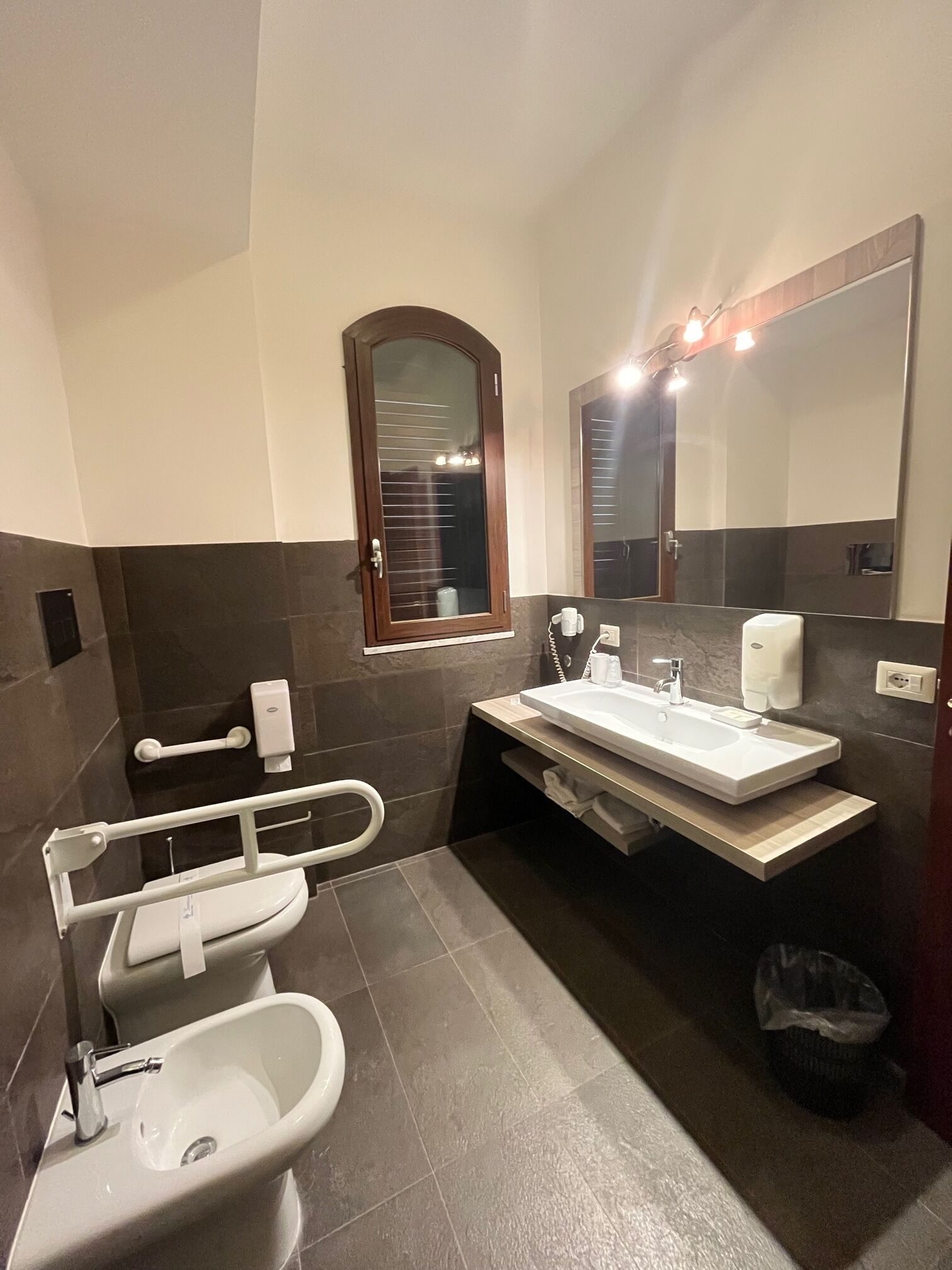 standard triple room | bathroom | shower, free toiletries, hair dryer, bidet