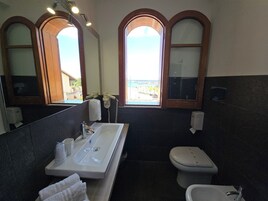 Ducha, artículos de tocador gratuitos, secador de pelo, toallas