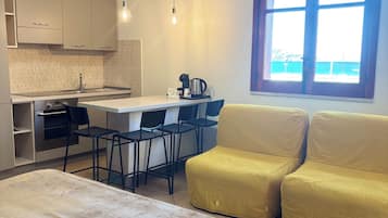 Cubrecamas, caja de seguridad en la habitación y cortinas blackout