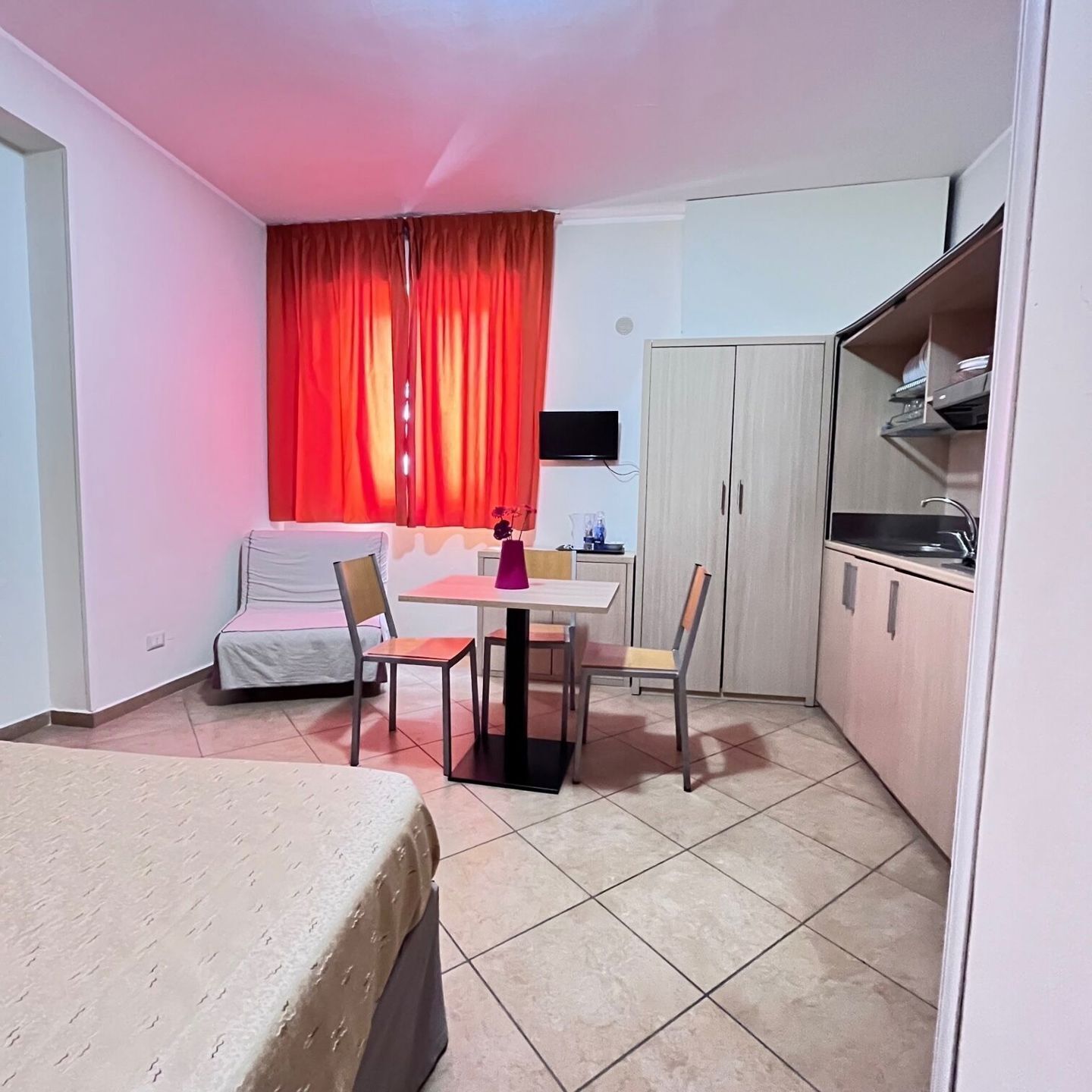 Down comforters, in-room safe, blackout drapes, free WiFi