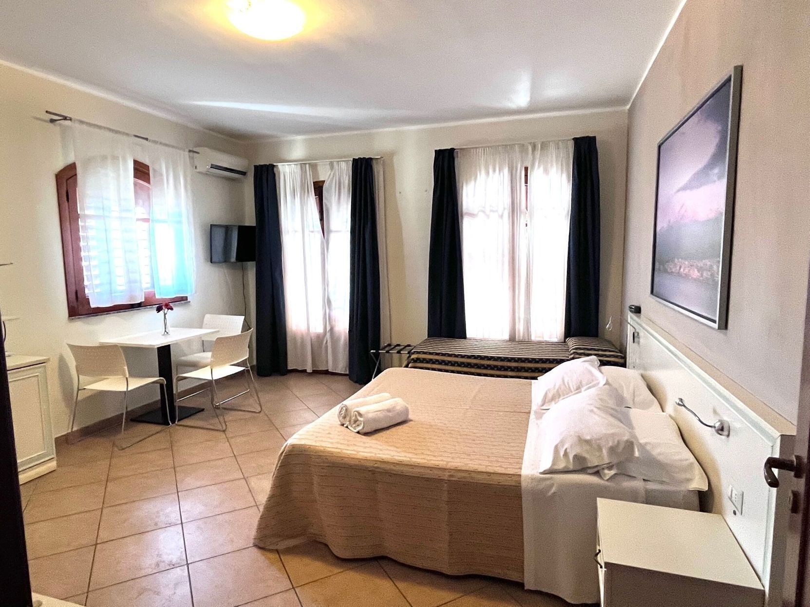 Edredons de pluma, cofres nos quartos, cortinas blackout