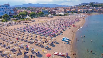Perto da praia, areia branca