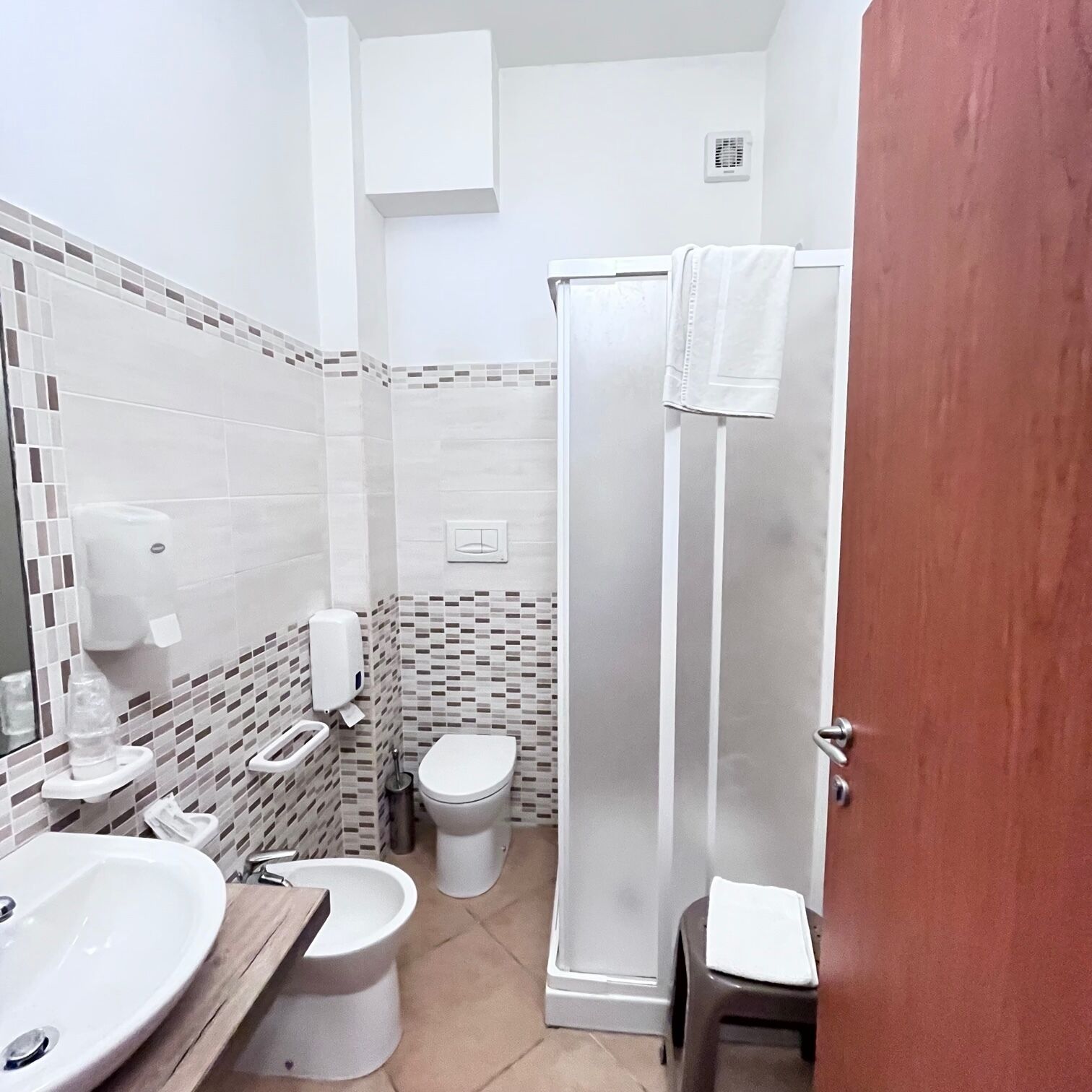 standard room, non smoking, private bathroom | bathroom | shower, free toiletries, hair dryer, bidet