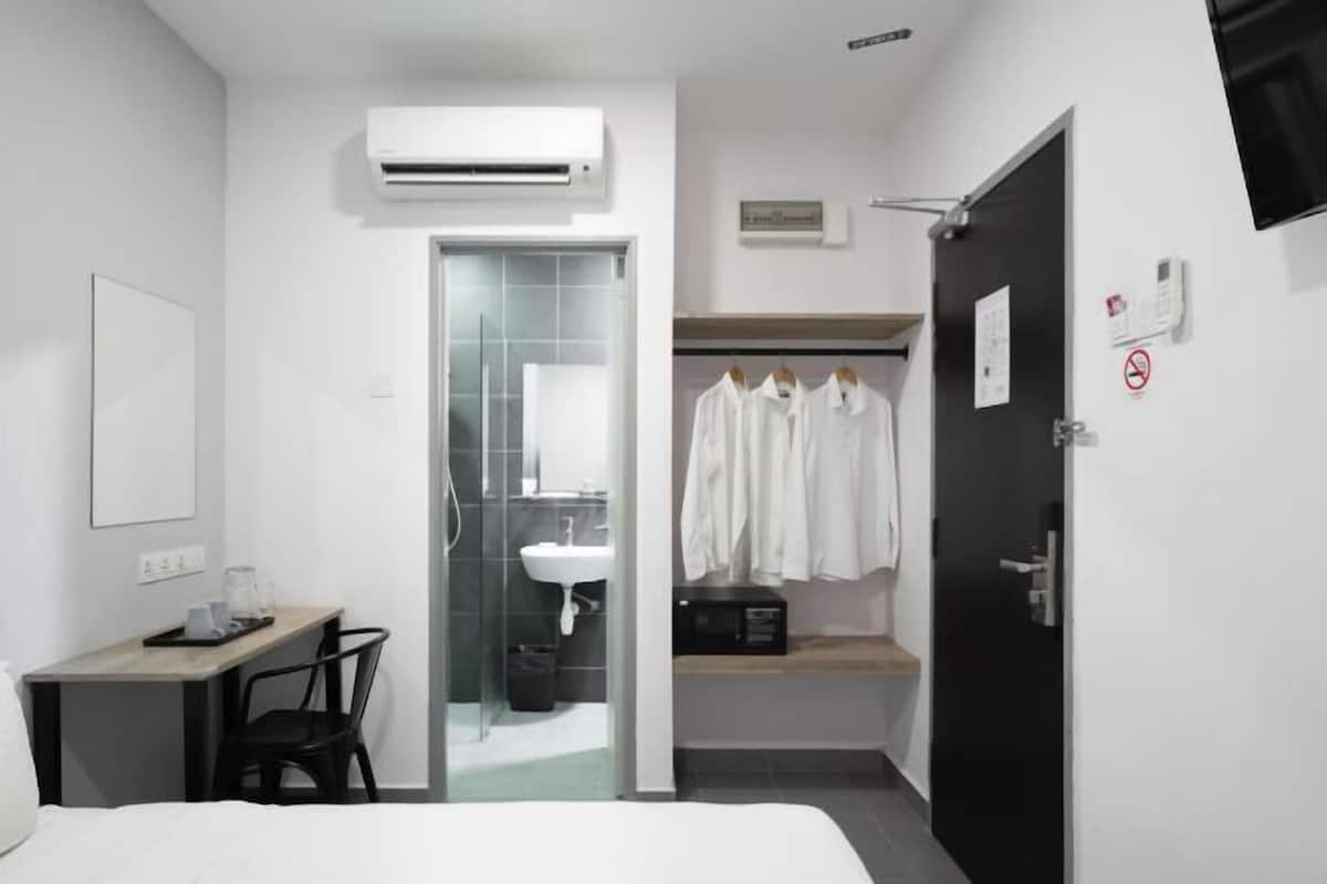 Caja de seguridad en la habitación y escritorio