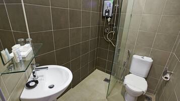 Suíte (Duplex) | Banheiro | Chuveiro, produtos de toalete grátis, secador de cabelo, bidê