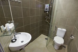 Duplex Suite | Bathroom | Shower, free toiletries, hair dryer, bidet
