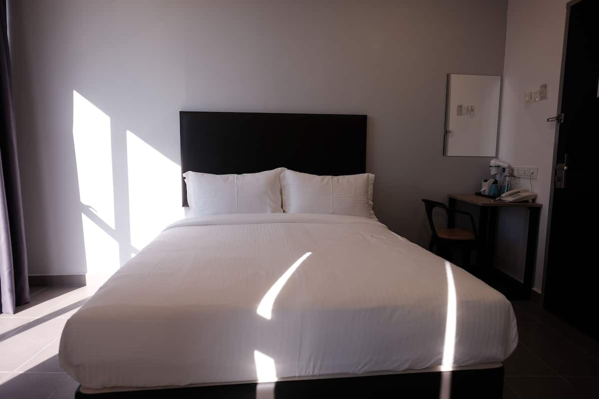 Deluxe Queen Room, With Window | In-room safe, desk, soundproofing, iron/ironing board (on request)