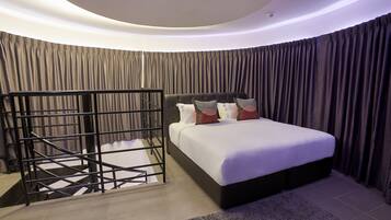 Caja de seguridad en la habitación y escritorio