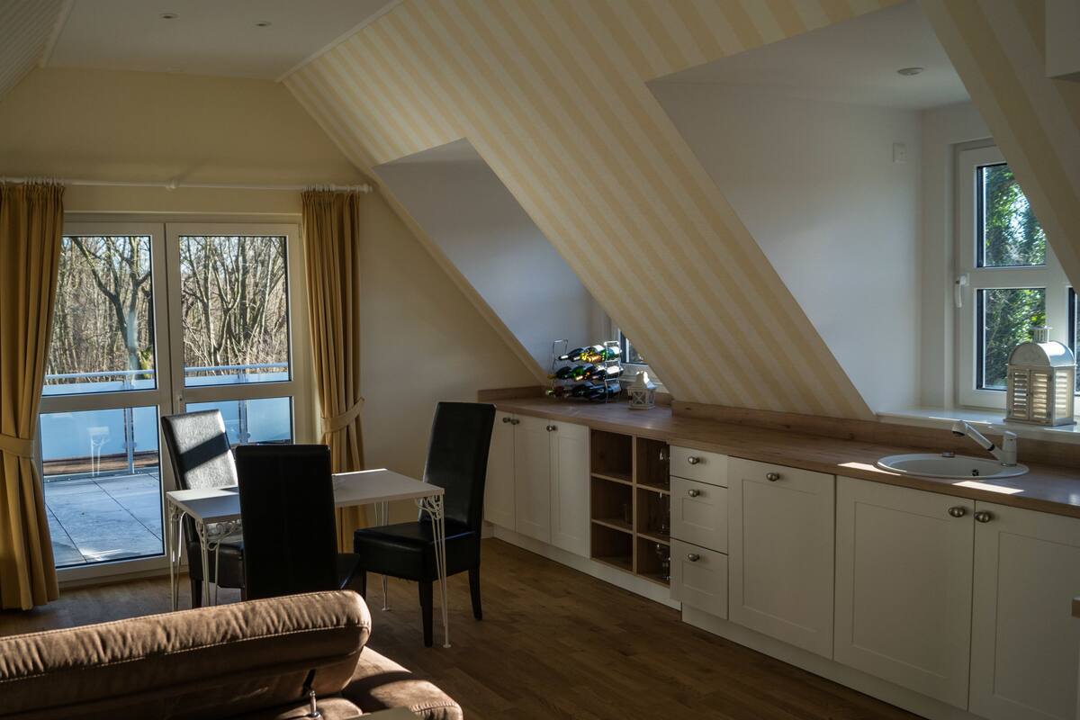 Comfort Apartment, Kitchen, Partial Lake View | In-room dining