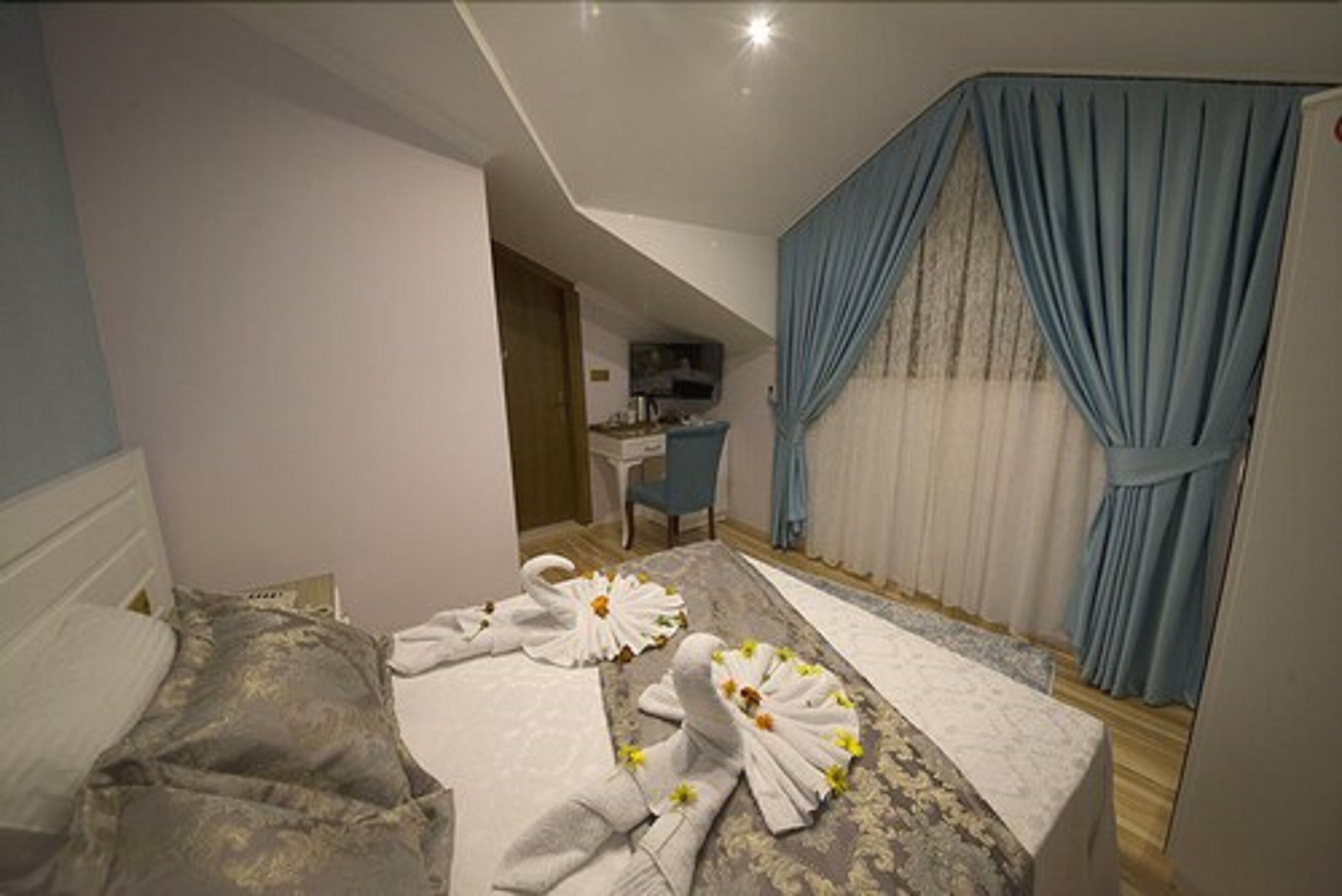 Une chambre d’hôtel avec un lit, un bureau et une salle de bain.