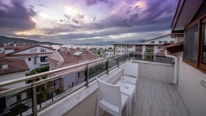 A balcony with a view of a cityscape during sunset. - Kayi Hotel (Fethiye)