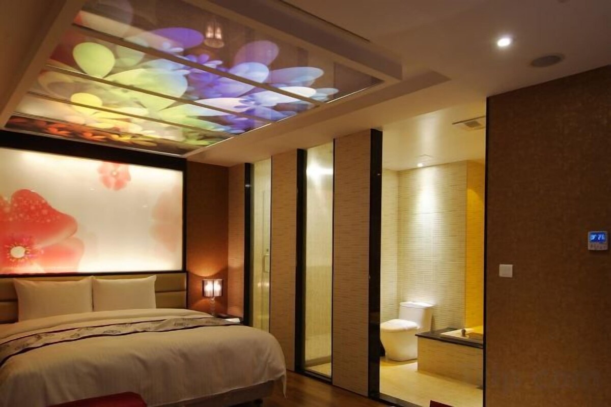 Ropa de cama de alta calidad, edredón, minibar y cortinas blackout 