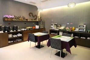 含平日吃到飽早餐