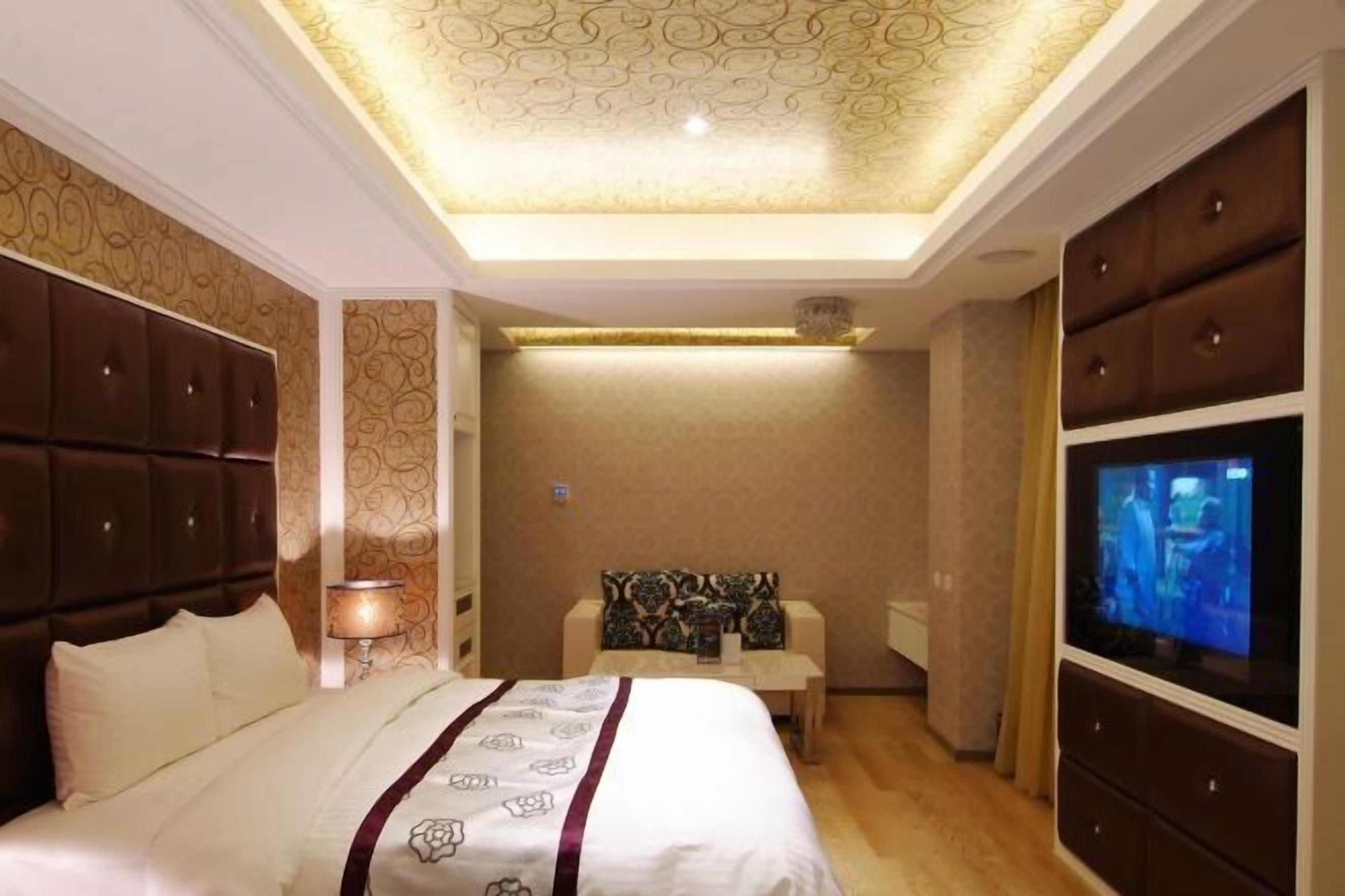 高档床上用品、羽绒被、迷你吧、特色装修