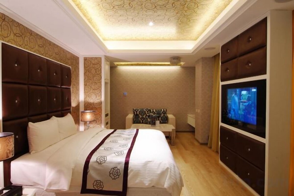 Ropa de cama de alta calidad, edredón, minibar y cortinas blackout 
