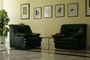 Coin salon dans le hall