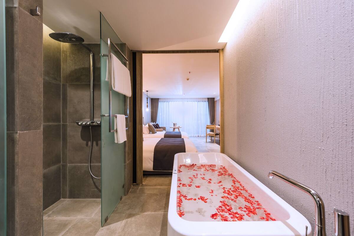 separate bathtub and shower, deep-soaking bathtub, free toiletries