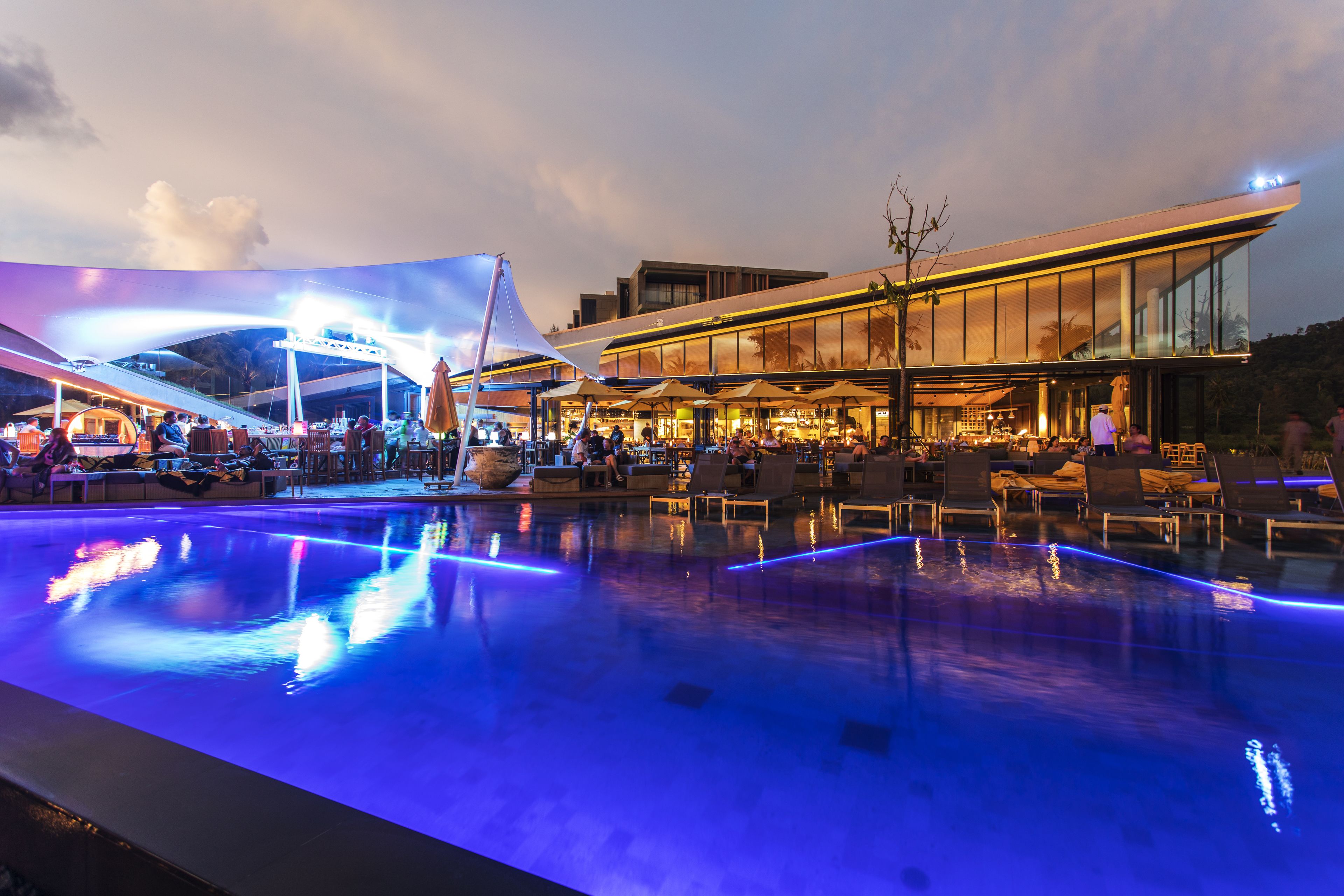 2 bars/lounges, poolside bar, beach bar