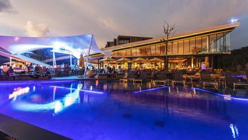 2 bars/lounges, poolside bar, beach bar