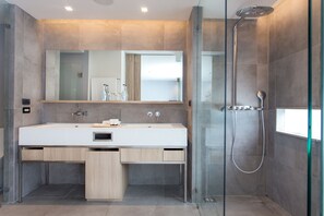 Deluxe Room | Badezimmer | Badewanne und Dusche (separat), Komfortbadewanne