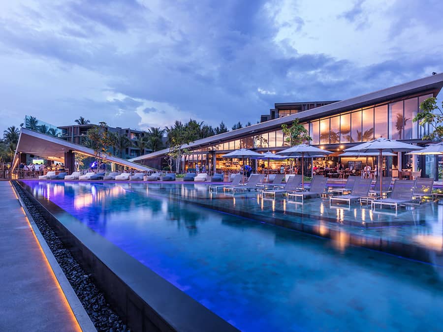 2 bars/lounges, poolside bar, beach bar