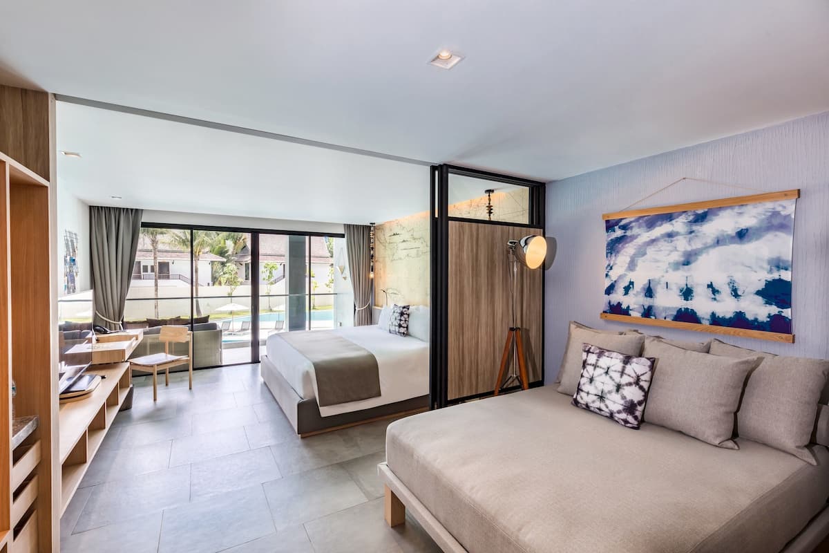 Une chambre d’hôtel moderne, dotée d’un grand lit, d’un bureau et offrant une vue sur l’extérieur.