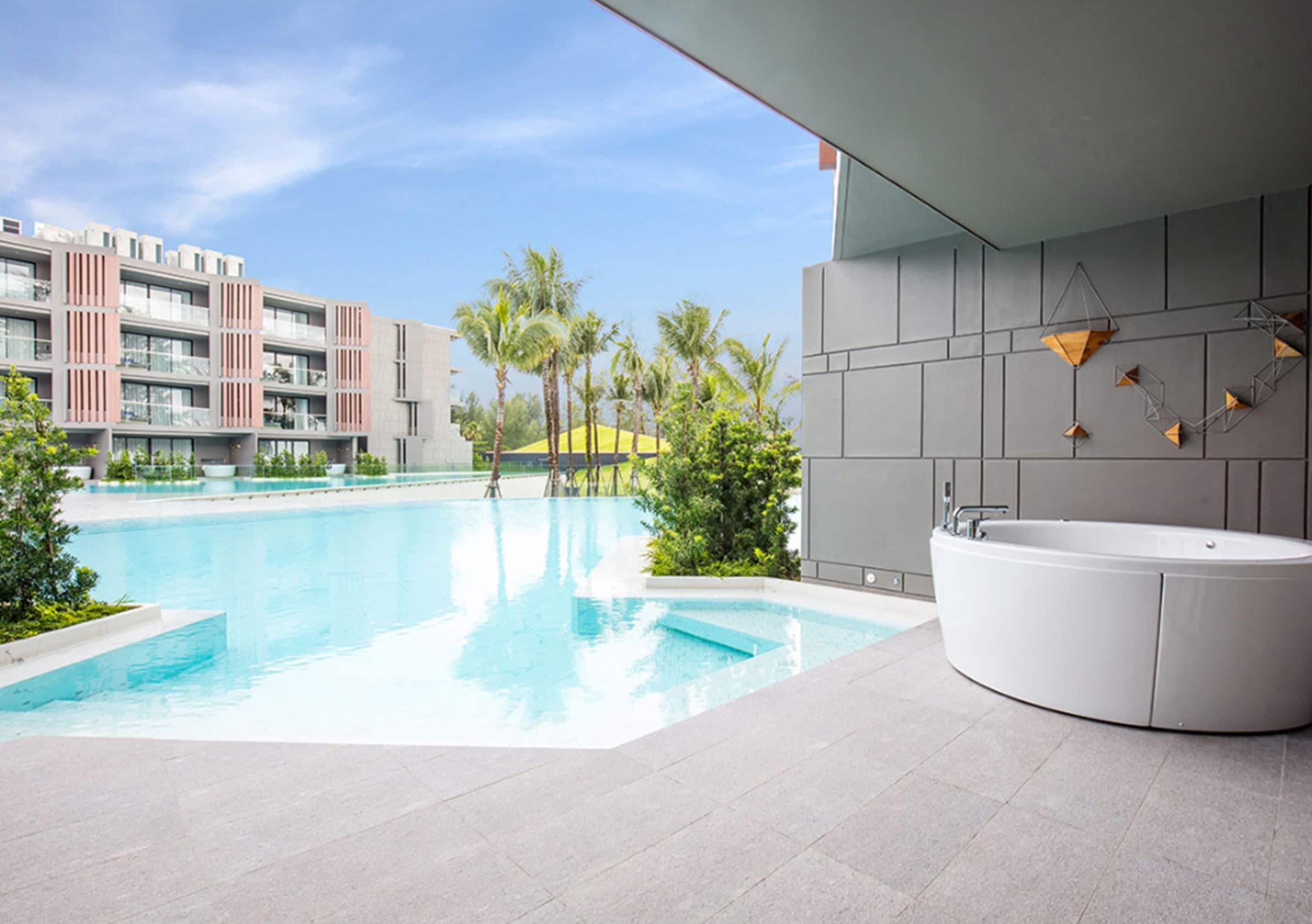 Pool Access Grand | خزنة داخل الغرفة ومكتب ومساحة عمل للكمبيوتر المحمول وتجهيزات عازلة للصوت