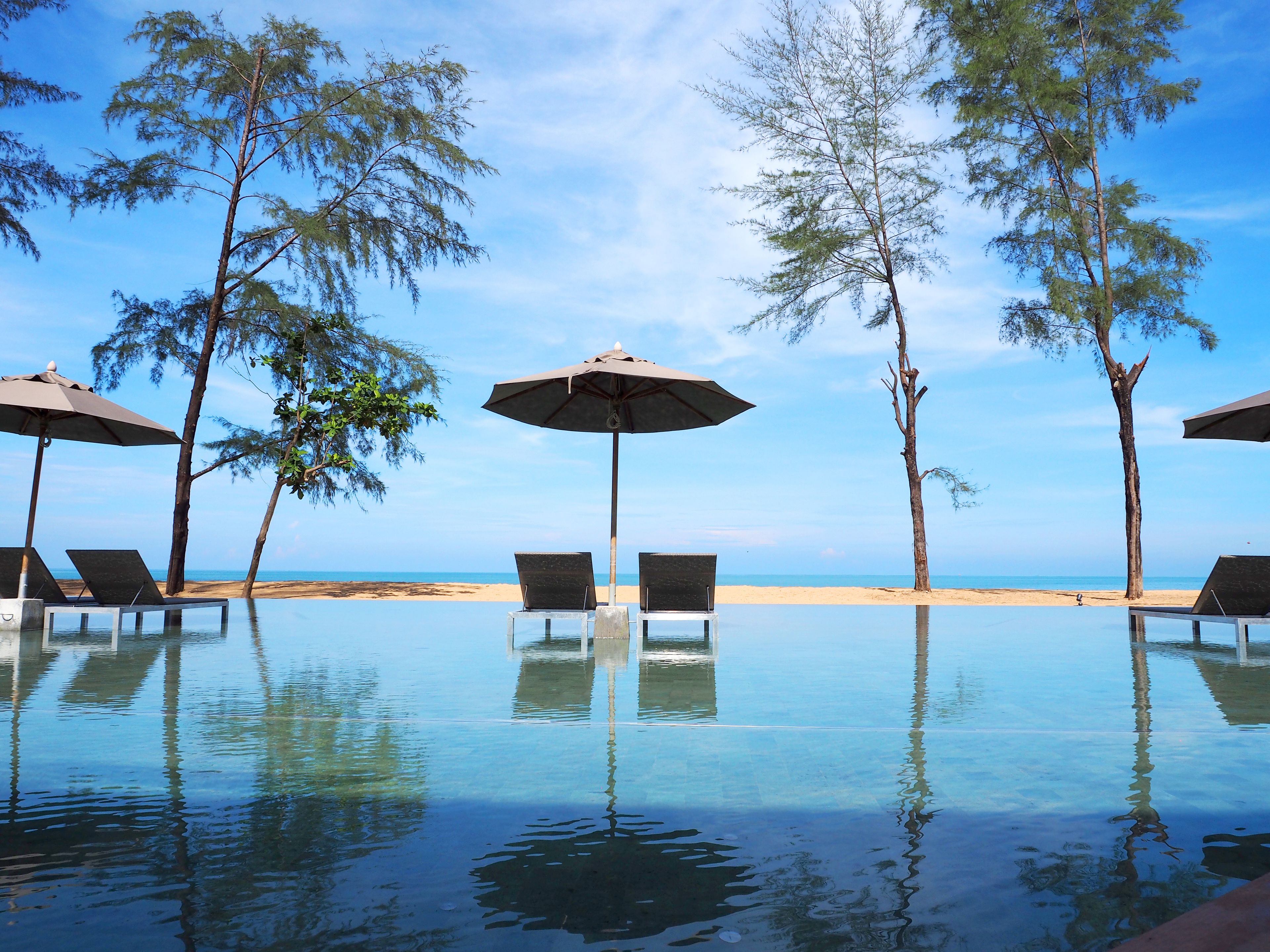 3 outdoor pools, pool loungers