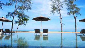 3 albercas al aire libre y camastros