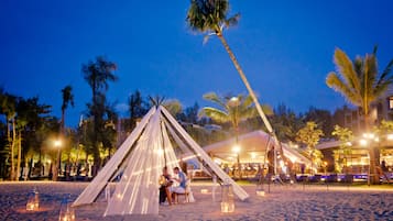 2 restaurants; breakfast, lunch and dinner served