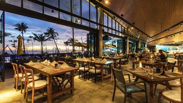 2 restaurants; breakfast, lunch and dinner served