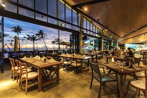 2 restaurants, breakfast, lunch, dinner served; international cuisine