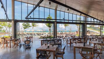 2 restaurantes, se sirven desayunos, comidas y cocina internacional