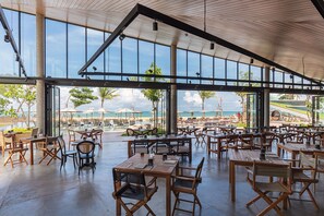 2 restaurantes, se sirven desayunos, comidas y cocina internacional