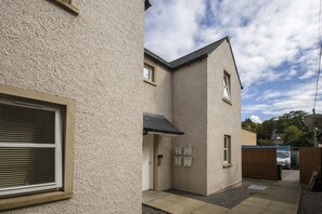 Exterior - 6 Varis Apartments (Forres)