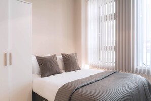 Premium bedding, desk, blackout drapes, iron/ironing board - Dream Apartments Water Street (Liverpool)