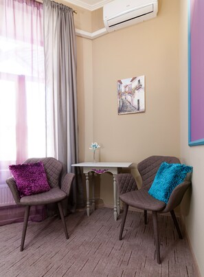 Deluxe-Doppel- oder -Zweibettzimmer | Individuell dekoriert, individuell eingerichtet, Schreibtisch