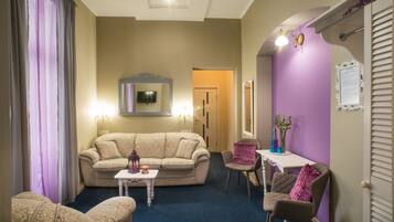 Habitación cuádruple, 2 habitaciones | Decoración individual, mobiliario individual, escritorio