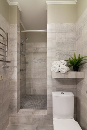 Double Room | Bathroom | Shower, free toiletries, hair dryer, slippers