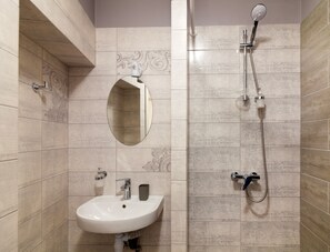 Doppelzimmer | Badezimmer | Dusche, kostenlose Toilettenartikel, Haartrockner, Hausschuhe