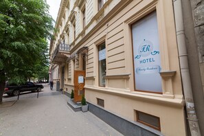 Eine Hotelansicht mit einem großen Schild, auf dem "Family Residence Hotel" steht.