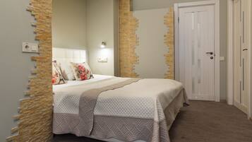 Double Room | Individually decorated, individually furnished, desk, iron/ironing board