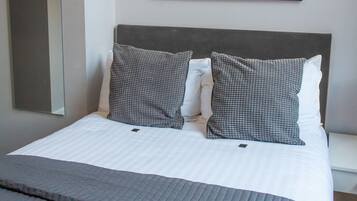 Premium bedding, iron/ironing board, free WiFi