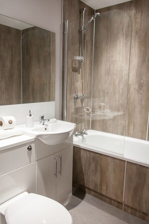 Separate bathtub and shower, deep-soaking bathtub, hair dryer, towels - Dream Apartments Bigg Market (Newcastle-upon-Tyne)