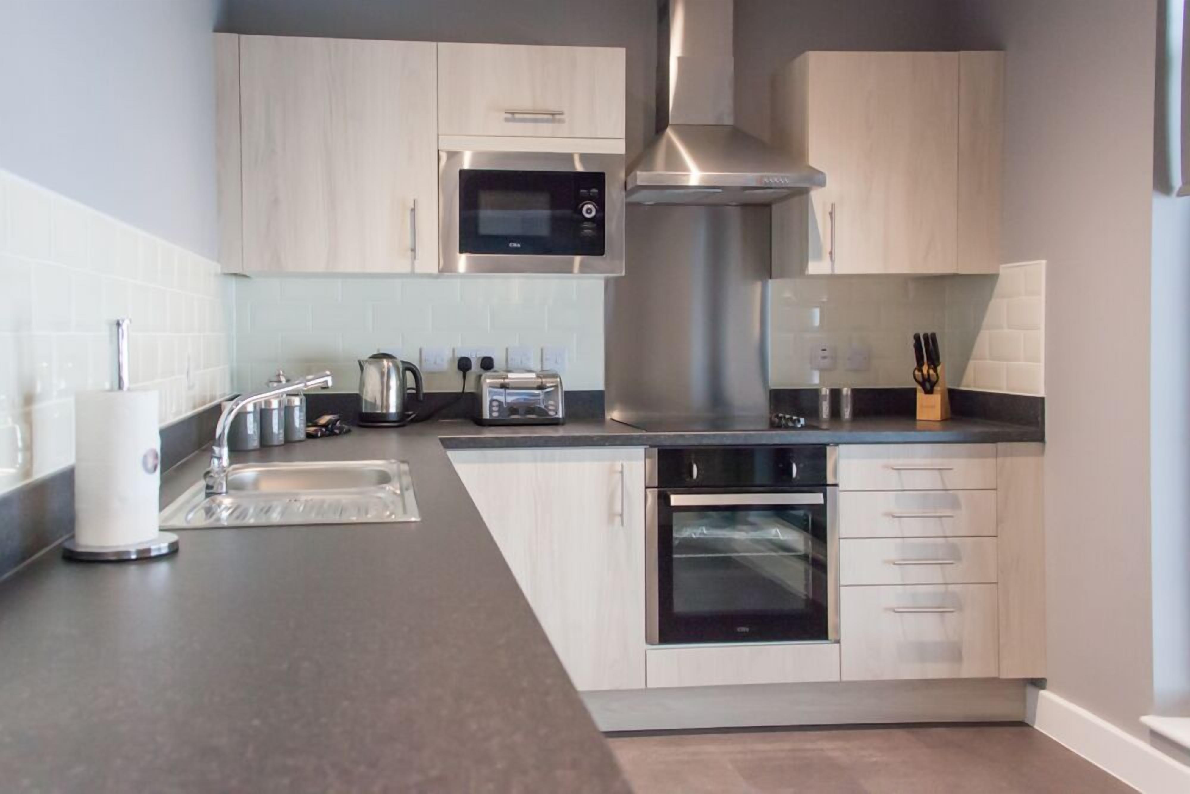 Apartamento, 2 quartos | Cozinha privada | Geladeira, micro-ondas, fogão, cooktop