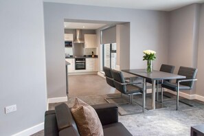 In-room dining - Dream Apartments Quayside (Newcastle-upon-Tyne)
