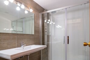 Standard Apartment, 1 Bedroom | Bathroom | Shower, free toiletries, hair dryer, towels - Apartamentos Los Arces (Arnuero)