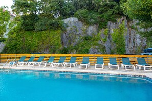 Una piscina al aire libre de temporada